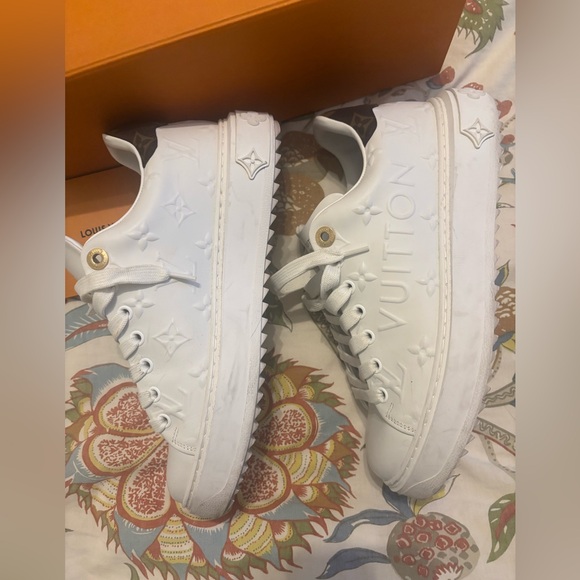 Authentic Louis Vuitton White Time Out Debossed Logo Sneakers 37 1/2 (7.5) - Picture 4 of 11